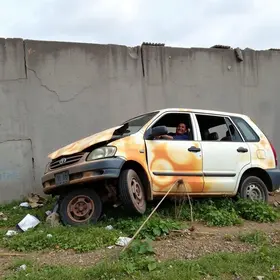 carro bate em muro