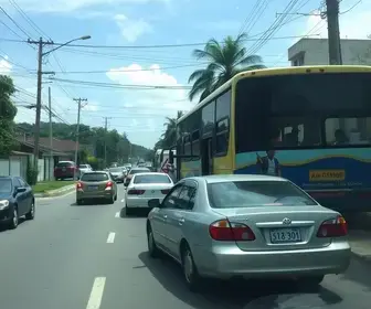 acidente entre carro e ônibus